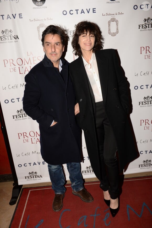 Exclusif - Yvan Attal et sa compagne Charlotte Gainsbourg - After-party du film "La Promesse de l'Aube" d'Eric Barbier" au restaurant Le Café Marly à Paris, France, le 12 décembre 2017. Evènement organisé par Five Eyes Production. © Rachid Bellak/Bestimage