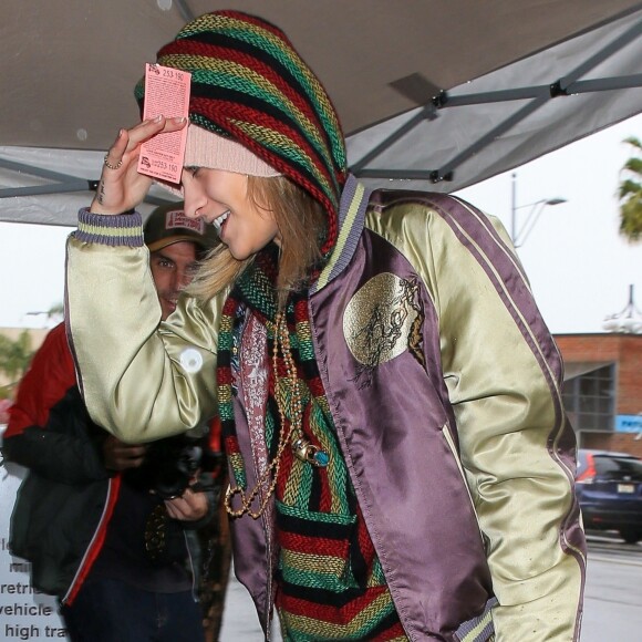 Paris Jackson essaie de se cacher le visage à son arrivée dans un immeuble de bureaux à Los Angeles. Le 21 mars 2018