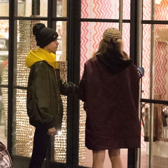 Exclusif - Cara Delevingne et Paris Jackson, très proches et peut-être un plus que des amies, rentrent main dans la main à l'hôtel de Paris Jackson après une soirée à la discothèque Fabric à Londres. Les 2 amies proches sont rentrées ensemble à 6h du matin cachées sous leurs capuches… Le 19 février 2018