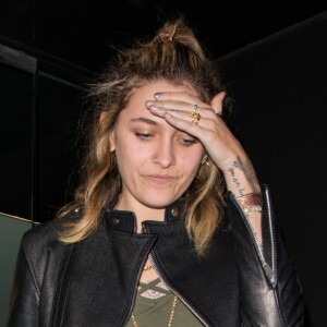 Exclusif - Cara Delevingne et Paris Jackson se cachent des photographes à la sortie d'un restaurant à Londres, le 19 février 2018