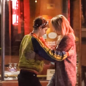 Exclusif - Cara Delevingne et Paris Jackson s'embrassent, plaisantent et se taquinent lors d'une balade nocturne avec Macaulay Culkin et Brenda Song dans les rues de West Hollywood le 23 mars 2018.