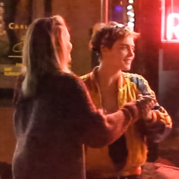 Exclusif - Cara Delevingne et Paris Jackson s'embrassent, plaisantent et se taquinent lors d'une balade nocturne avec Macaulay Culkin et Brenda Song dans les rues de West Hollywood le 23 mars 2018.