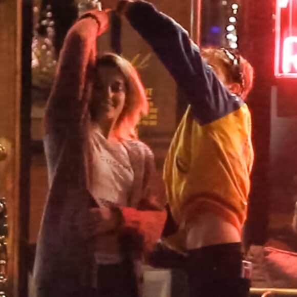 Exclusif - Cara Delevingne et Paris Jackson s'embrassent, plaisantent et se taquinent lors d'une balade nocturne avec Macaulay Culkin et Brenda Song dans les rues de West Hollywood le 23 mars 2018.