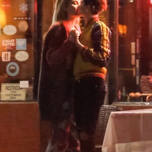 Exclusif - Cara Delevingne et Paris Jackson s'embrassent, plaisantent et se taquinent lors d'une balade nocturne avec Macaulay Culkin et Brenda Song dans les rues de West Hollywood le 23 mars 2018.