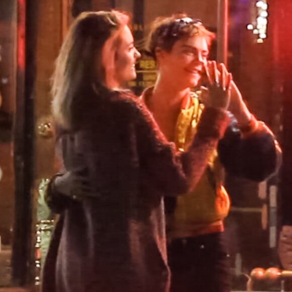 Exclusif - Cara Delevingne et Paris Jackson s'embrassent, plaisantent et se taquinent lors d'une balade nocturne avec Macaulay Culkin et Brenda Song dans les rues de West Hollywood le 23 mars 2018.