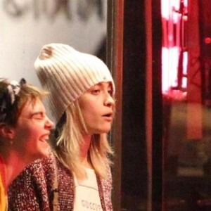 Exclusif - Cara Delevingne et Paris Jackson s'embrassent, plaisantent et se taquinent lors d'une balade nocturne avec Macaulay Culkin et Brenda Song dans les rues de West Hollywood le 23 mars 2018.