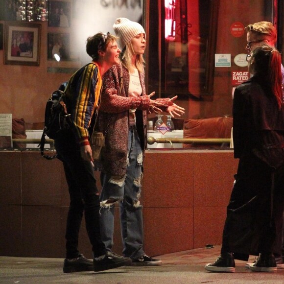 Exclusif - Cara Delevingne et Paris Jackson s'embrassent, plaisantent et se taquinent lors d'une balade nocturne avec Macaulay Culkin et Brenda Song dans les rues de West Hollywood le 23 mars 2018.