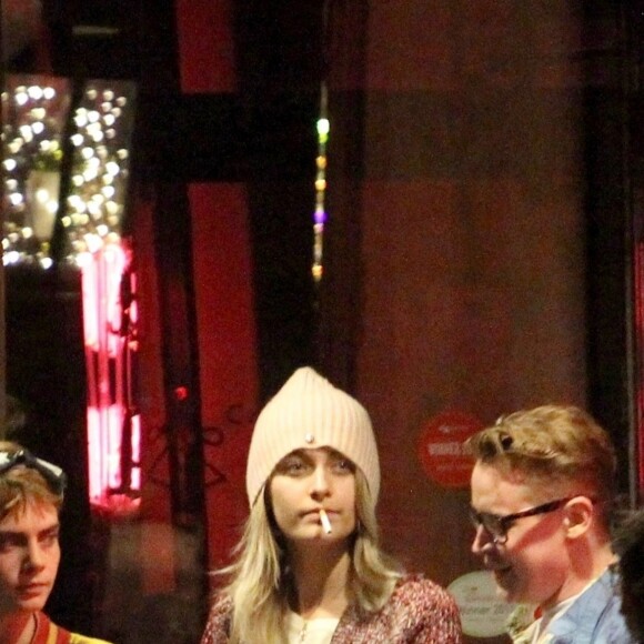 Exclusif - Cara Delevingne et Paris Jackson s'embrassent, plaisantent et se taquinent lors d'une balade nocturne avec Macaulay Culkin et Brenda Song dans les rues de West Hollywood le 23 mars 2018.