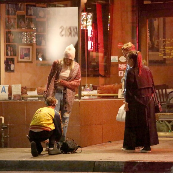 Exclusif - Cara Delevingne et Paris Jackson s'embrassent, plaisantent et se taquinent lors d'une balade nocturne avec Macaulay Culkin et Brenda Song dans les rues de West Hollywood le 23 mars 2018.