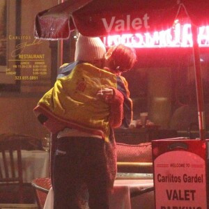 Exclusif - Cara Delevingne et Paris Jackson s'embrassent, plaisantent et se taquinent lors d'une balade nocturne avec Macaulay Culkin et Brenda Song dans les rues de West Hollywood le 23 mars 2018.