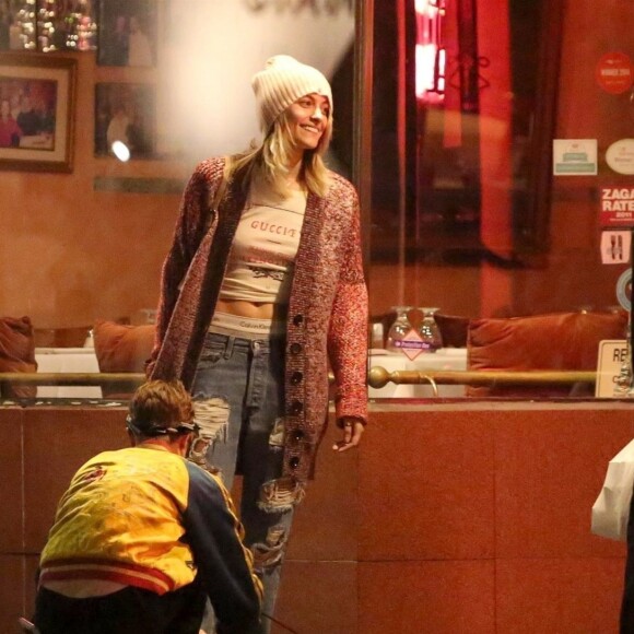 Exclusif - Cara Delevingne et Paris Jackson s'embrassent, plaisantent et se taquinent lors d'une balade nocturne avec Macaulay Culkin et Brenda Song dans les rues de West Hollywood le 23 mars 2018.