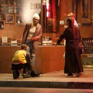 Exclusif - Cara Delevingne et Paris Jackson s'embrassent, plaisantent et se taquinent lors d'une balade nocturne avec Macaulay Culkin et Brenda Song dans les rues de West Hollywood le 23 mars 2018.