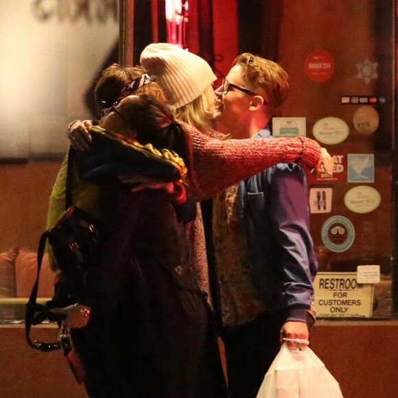 Exclusif - Cara Delevingne et Paris Jackson s'embrassent, plaisantent et se taquinent lors d'une balade nocturne avec Macaulay Culkin et Brenda Song dans les rues de West Hollywood le 23 mars 2018.