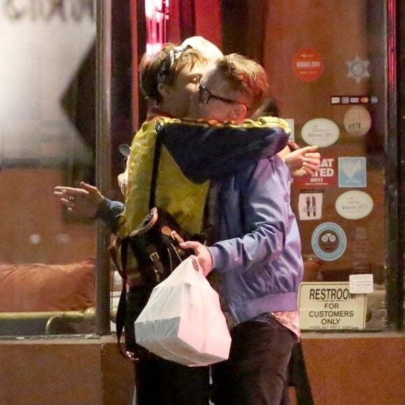 Exclusif - Cara Delevingne et Paris Jackson s'embrassent, plaisantent et se taquinent lors d'une balade nocturne avec Macaulay Culkin et Brenda Song dans les rues de West Hollywood le 23 mars 2018.