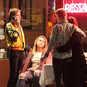 Exclusif - Cara Delevingne et Paris Jackson s'embrassent, plaisantent et se taquinent lors d'une balade nocturne avec Macaulay Culkin et Brenda Song dans les rues de West Hollywood le 23 mars 2018.