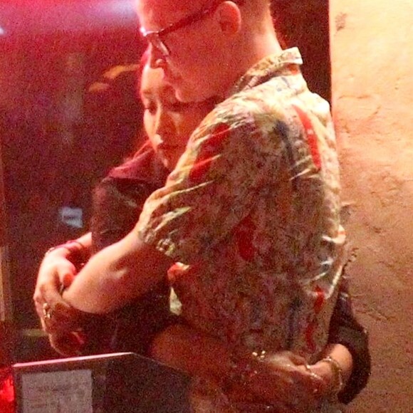 Exclusif - Cara Delevingne et Paris Jackson s'embrassent, plaisantent et se taquinent lors d'une balade nocturne avec Macaulay Culkin et Brenda Song dans les rues de West Hollywood le 23 mars 2018.