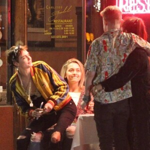 Exclusif - Cara Delevingne et Paris Jackson s'embrassent, plaisantent et se taquinent lors d'une balade nocturne avec Macaulay Culkin et Brenda Song dans les rues de West Hollywood le 23 mars 2018.