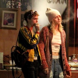 Exclusif - Cara Delevingne et Paris Jackson s'embrassent, plaisantent et se taquinent lors d'une balade nocturne avec Macaulay Culkin et Brenda Song dans les rues de West Hollywood le 23 mars 2018.