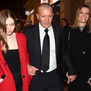 Stella Banderas, son père Antonio Banderas et sa compagne Nicole Kimpel lors de la cérémonie "The lighting of candles of our Girl of San Juan" à Malaga. Le 24 mars 2018