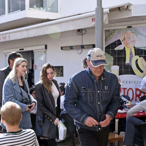 Antonio Banderas et sa fille Stella dans les rues de Malaga. Le 24 mars 2018
