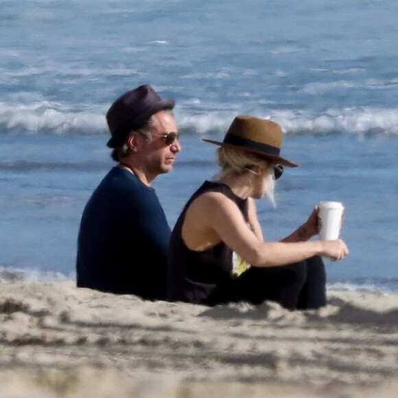 Exclusif - Lady Gaga et son compagnon Christian Carino s'enlacent tendrement sur la plage de Malibu avant d'aller faire des courses dans une voiture ancienne le 10 mars 2018.