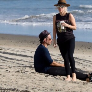 Exclusif - Lady Gaga et son compagnon Christian Carino s'enlacent tendrement sur la plage de Malibu avant d'aller faire des courses dans une voiture ancienne le 10 mars 2018.