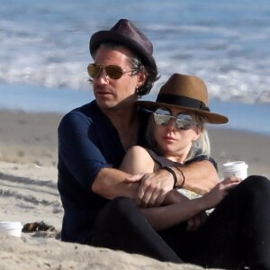 Exclusif - Lady Gaga et son compagnon Christian Carino s'enlacent tendrement sur la plage de Malibu avant d'aller faire des courses dans une voiture ancienne le 10 mars 2018.