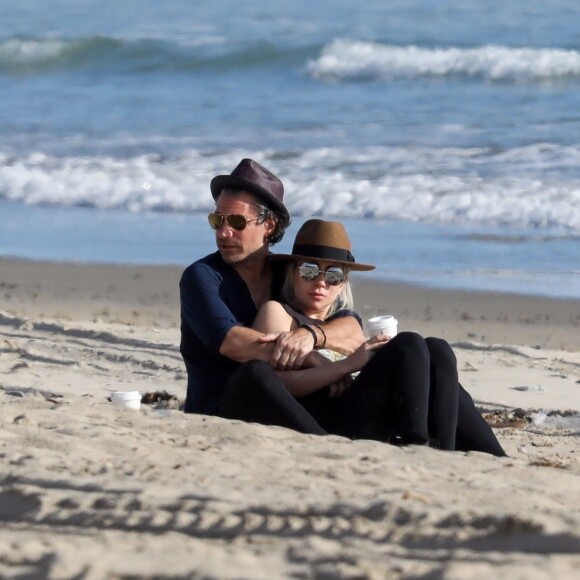 Exclusif - Lady Gaga et son compagnon Christian Carino s'enlacent tendrement sur la plage de Malibu avant d'aller faire des courses dans une voiture ancienne le 10 mars 2018.