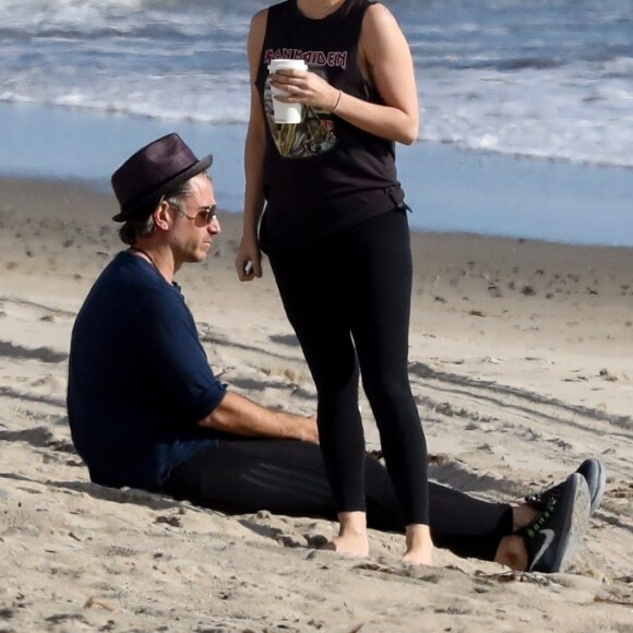 Exclusif - Lady Gaga et son compagnon Christian Carino s'enlacent tendrement sur la plage de Malibu avant d'aller faire des courses dans une voiture ancienne le 10 mars 2018.