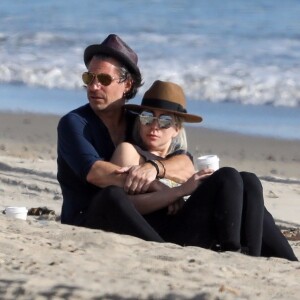 Exclusif - Lady Gaga et son compagnon Christian Carino s'enlacent tendrement sur la plage de Malibu avant d'aller faire des courses dans une voiture ancienne le 10 mars 2018.