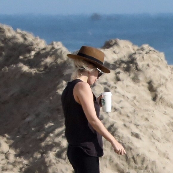 Exclusif - Lady Gaga et son compagnon Christian Carino s'enlacent tendrement sur la plage de Malibu avant d'aller faire des courses dans une voiture ancienne le 10 mars 2018.