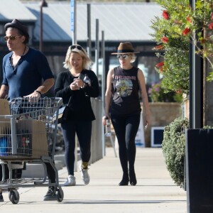 Exclusif - Lady Gaga et son compagnon Christian Carino s'enlacent tendrement sur la plage de Malibu avant d'aller faire des courses dans une voiture ancienne le 10 mars 2018.