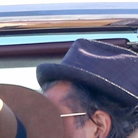 Exclusif - Lady Gaga et son compagnon Christian Carino s'embrassent tendrement dans leur voiture ancienne décapotable à Malibu, le 11 mars 2018.