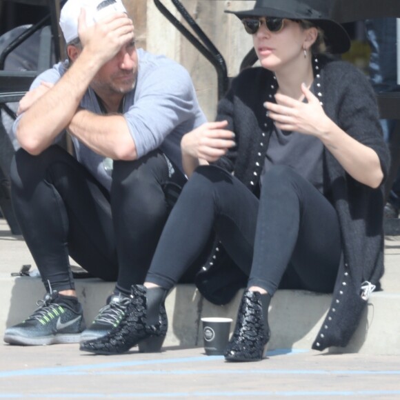 Exclusif - Lady Gaga et son compagnon Christian Carino discutent devant un Starbucks à Malibu, le 18 mars 2018.