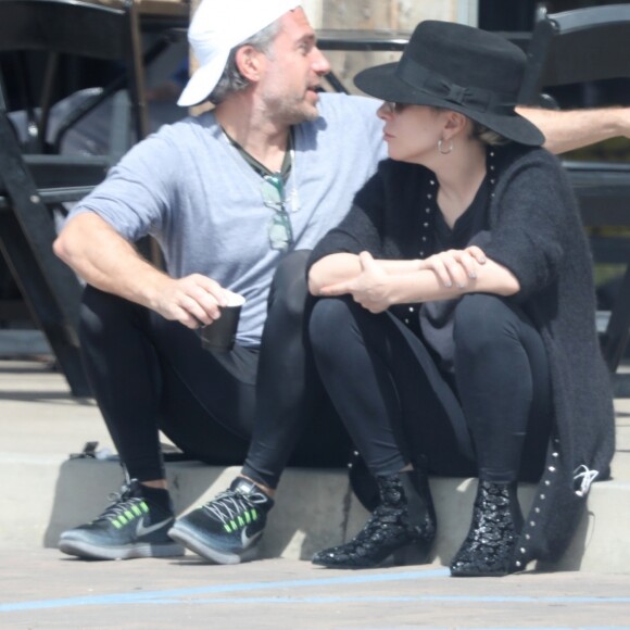 Exclusif - Lady Gaga et son compagnon Christian Carino discutent devant un Starbucks à Malibu, le 18 mars 2018.