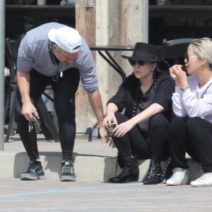 Exclusif - Lady Gaga et son compagnon Christian Carino discutent devant un Starbucks à Malibu, le 18 mars 2018.