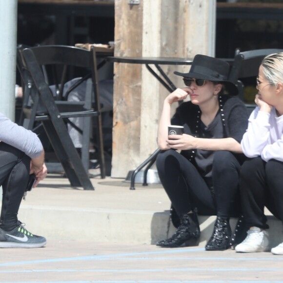 Exclusif - Lady Gaga et son compagnon Christian Carino discutent devant un Starbucks à Malibu, le 18 mars 2018.