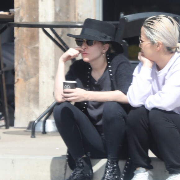 Exclusif - Lady Gaga et son compagnon Christian Carino discutent devant un Starbucks à Malibu, le 18 mars 2018.