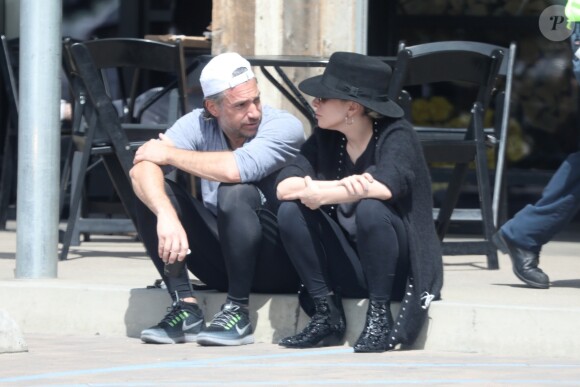Exclusif - Lady Gaga et son compagnon Christian Carino discutent devant un Starbucks à Malibu, le 18 mars 2018.