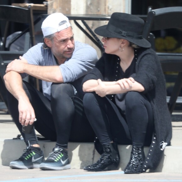 Exclusif - Lady Gaga et son compagnon Christian Carino discutent devant un Starbucks à Malibu, le 18 mars 2018.