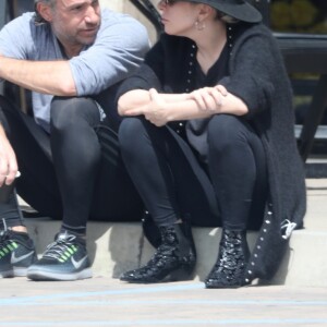 Exclusif - Lady Gaga et son compagnon Christian Carino discutent devant un Starbucks à Malibu, le 18 mars 2018.