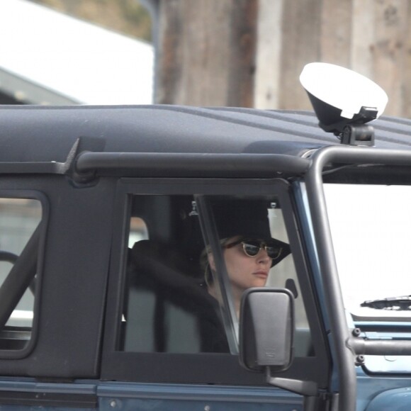 Exclusif - Lady Gaga et son compagnon Christian Carino discutent devant un Starbucks à Malibu, le 18 mars 2018.