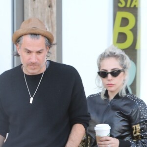 Lady Gaga fait des courses avec son compagnon Christian Carino au Trancas Market à Malibu. Le couple s'est arrêté prendre un café dans un Starbucks. Le 25 mars 2018.