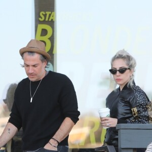 Lady Gaga fait des courses avec son compagnon Christian Carino au Trancas Market à Malibu. Le couple s'est arrêté prendre un café dans un Starbucks. Le 25 mars 2018.
