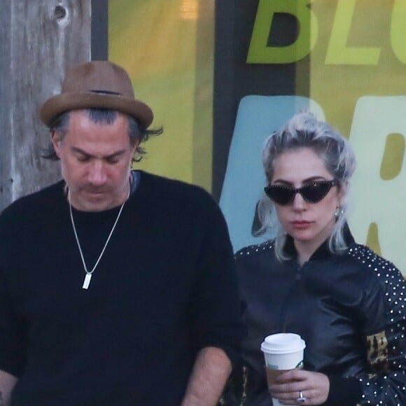 Lady Gaga fait des courses avec son compagnon Christian Carino au Trancas Market à Malibu. Le couple s'est arrêté prendre un café dans un Starbucks. Le 25 mars 2018.