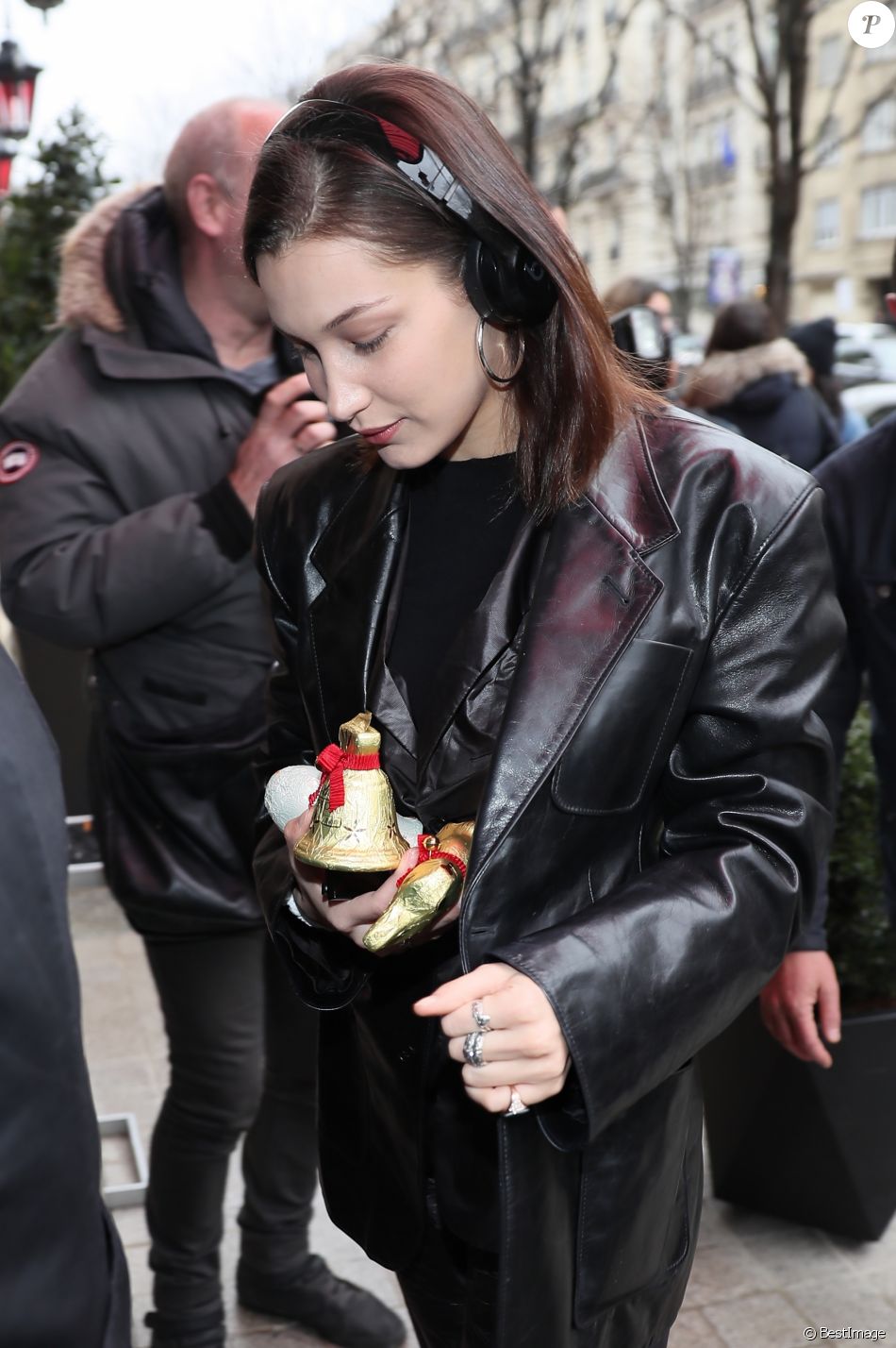 Bella Hadid arrive au Royal Monceau à Paris, le 27 mars 2018. © Cyril