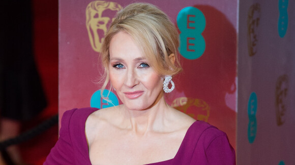 J.K Rowling : Transphobe ? Taclée sur Twitter, elle répond...