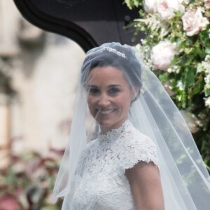 Pippa Middleton menée à l'autel par son père Michael Middleton lors de son mariage avec James Matthews à Englefield le 20 mai 2017.