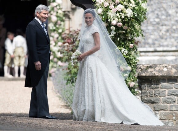 Pippa Middleton menée à l'autel par son père Michael Middleton lors de son mariage avec James Matthews à Englefield le 20 mai 2017.