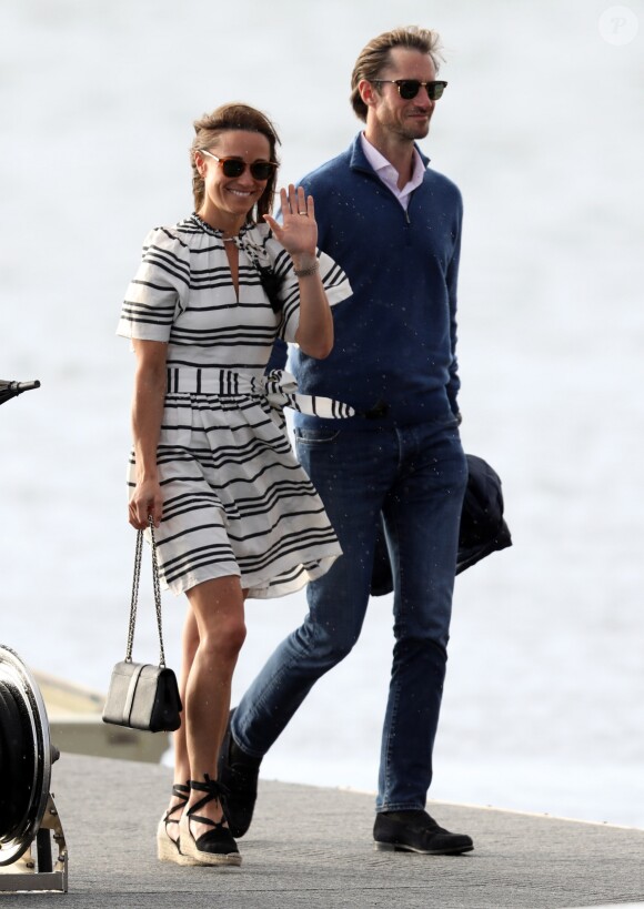 Pippa Middleton et son mari James Matthews partent du port de Sydney en hydravion pour se rendre à Cottage Point, Australie, le 31 mai 2017.